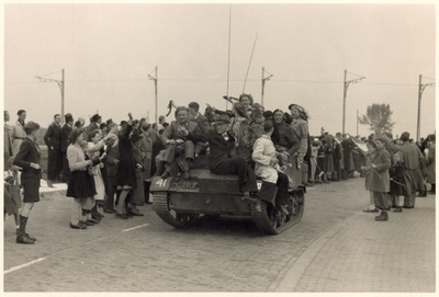 606266 Afbeelding van de feestelijke intocht van de geallieerden te Utrecht, tijdens de bevrijding.